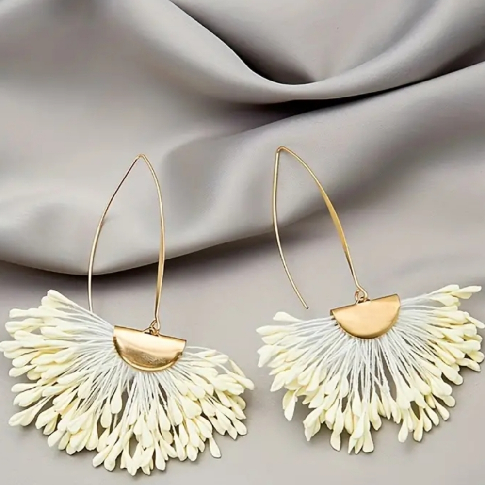 BRAND NEW ** JUST LISTED ** BEAUTIFUL FANNED FUN EARRINGS